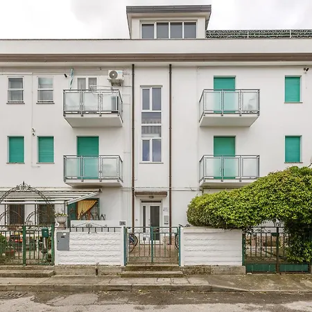 Guesthost - Lido Escape With Balcony X5! *